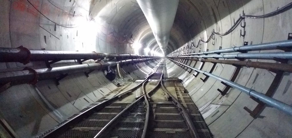 Langer beleuchteter Tunnel